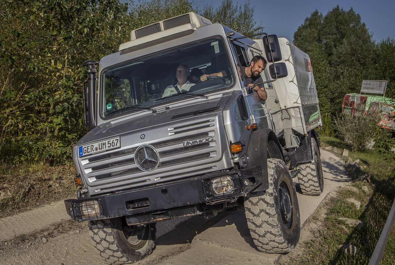 Der Unimog U 5023 bei etwas weniger als 30 Grad Schräglage. Er kann deutlich mehr
