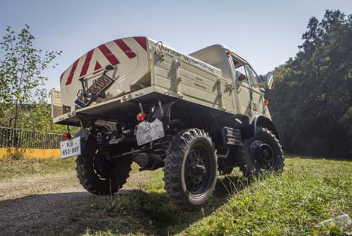 Die Portalachsen, bei denen die Achse oberhalb der Radmitte verläuft, gehörten schon vom ersten Jahr an zu den Merkmalen des Unimog