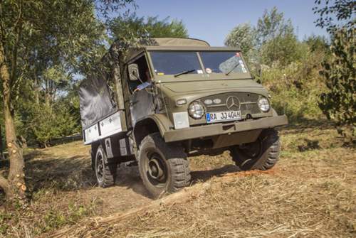 Schon 1955 wurde die Baureihe 404 eingeführt. Der Unimog S wird von einem 2,2-Liter-Benziner angetrieben, die französische Armee wollte das so