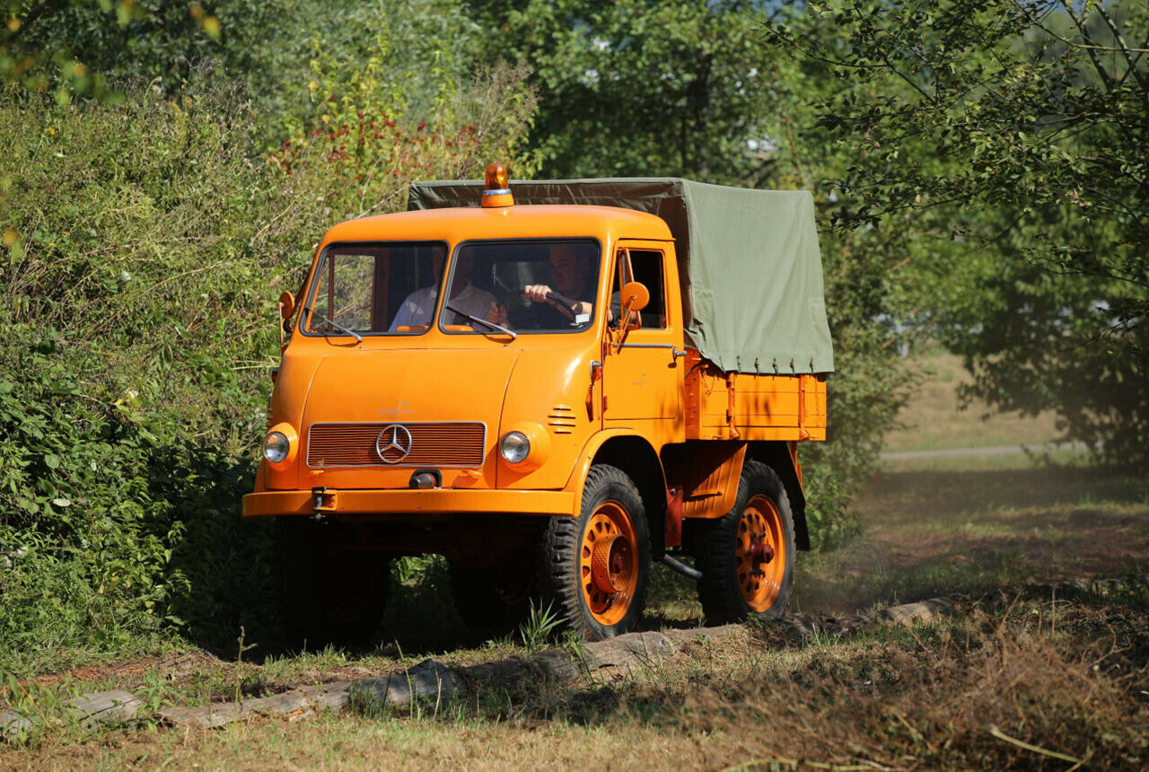 Etwa gleichaltrig, aber trotz der orangen Farbe ist dieser Unimog 401 nicht von der BSR