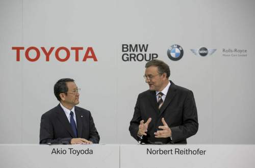 Akio Toyoda (l.) und BMW-Chef Reithofer: Die Konzerne tauschen Antriebstechnik aus