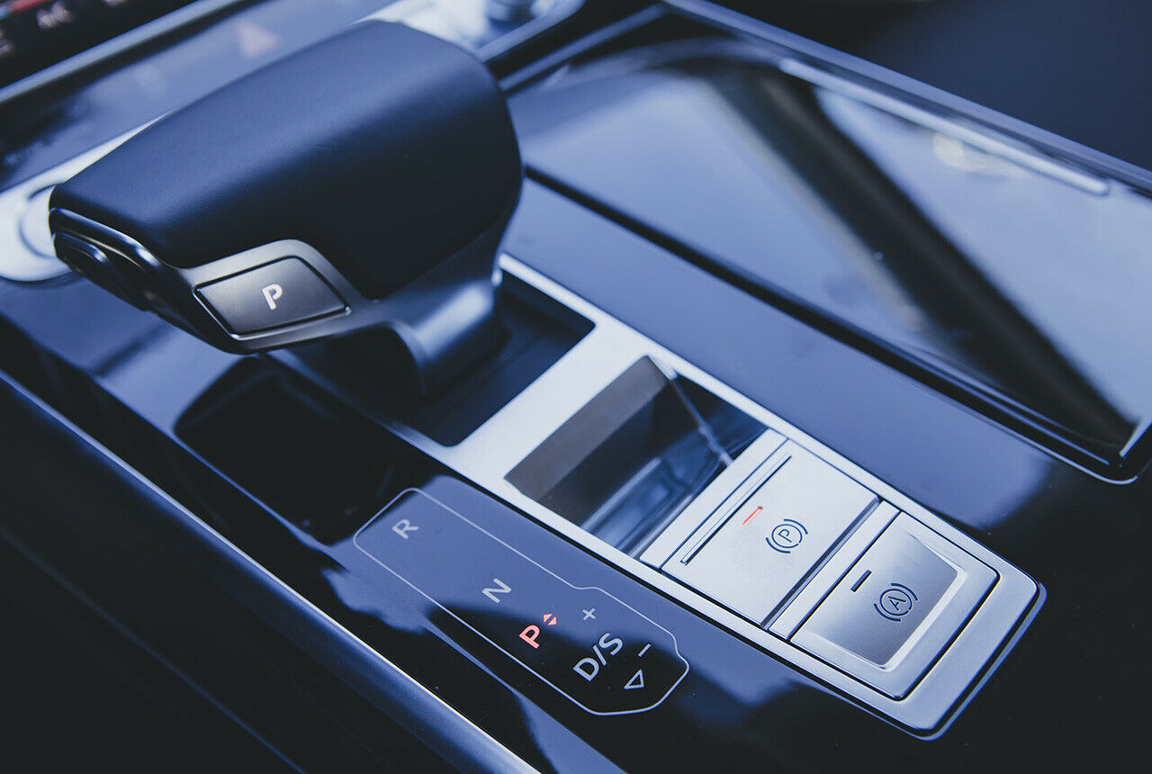 Audi verbaut den Schalthebel der Achtgang-Automatik klassisch in der Mittelkonsole