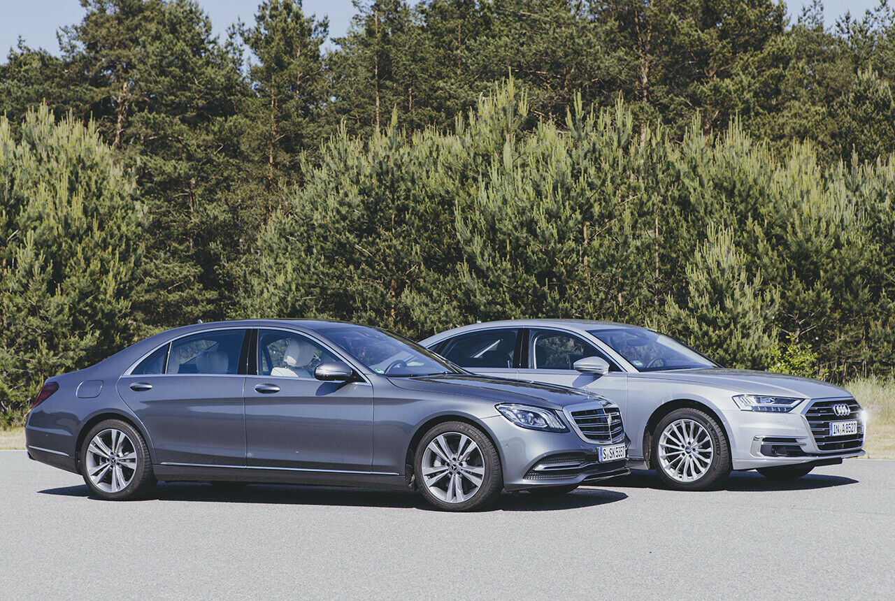 Der Audi A8 verfügt immer über Allradantrieb, den S 450 gibt es auch mit Hinterradantrieb