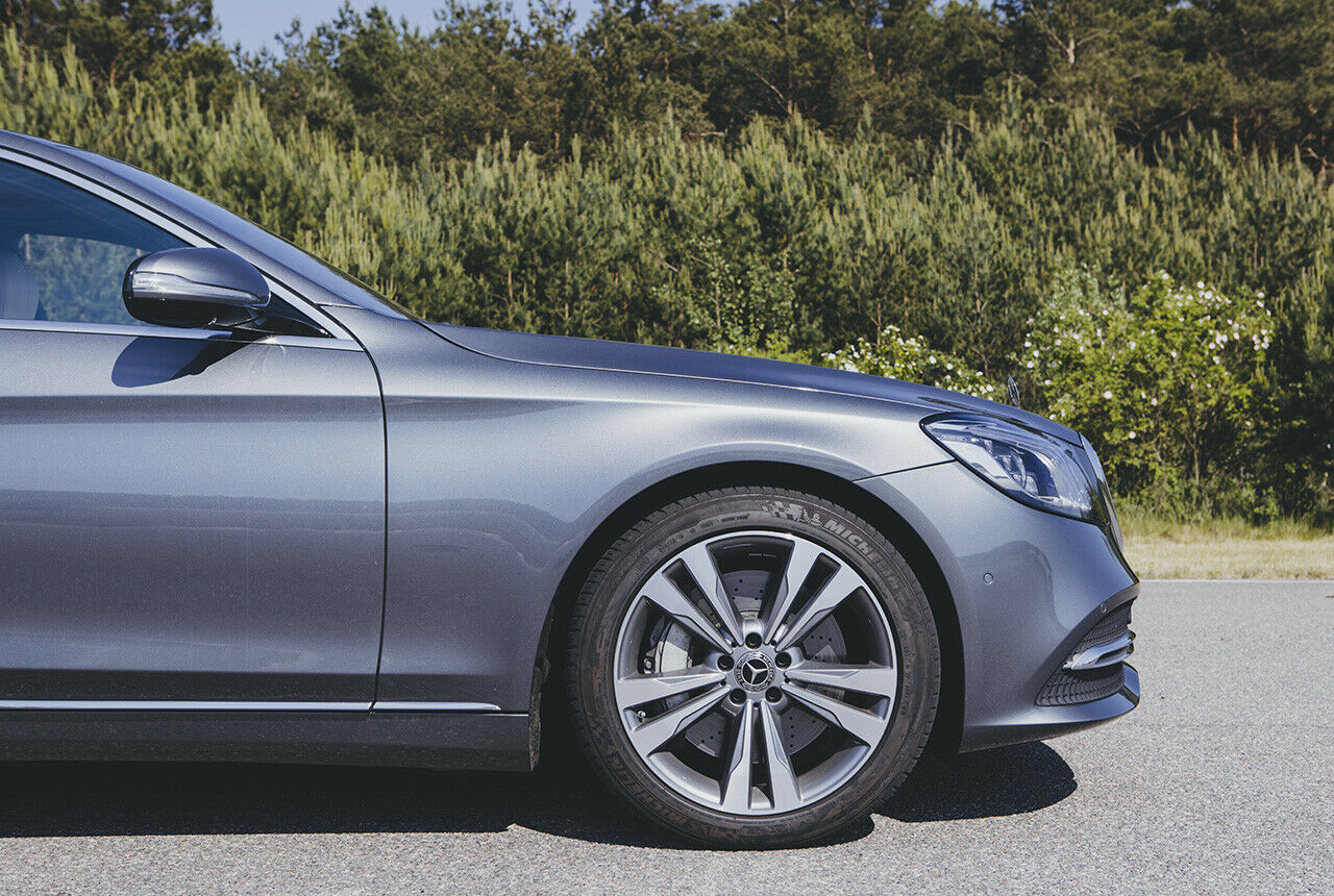 Unsere S-Klasse kam mit dezent sportlichen 18-Zoll-Felgen für 500 Euro Aufpreis