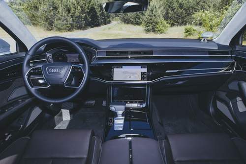 Technischer und geradlinig: Der Innenraum des Audi A8 wirkt völlig anders als der im Mercedes