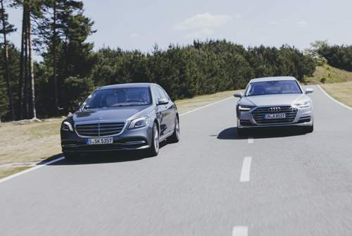 Der Mercedes bietet die etwas komfortablere Automatik, außerdem verfügt er über einen Gang mehr als der Audi