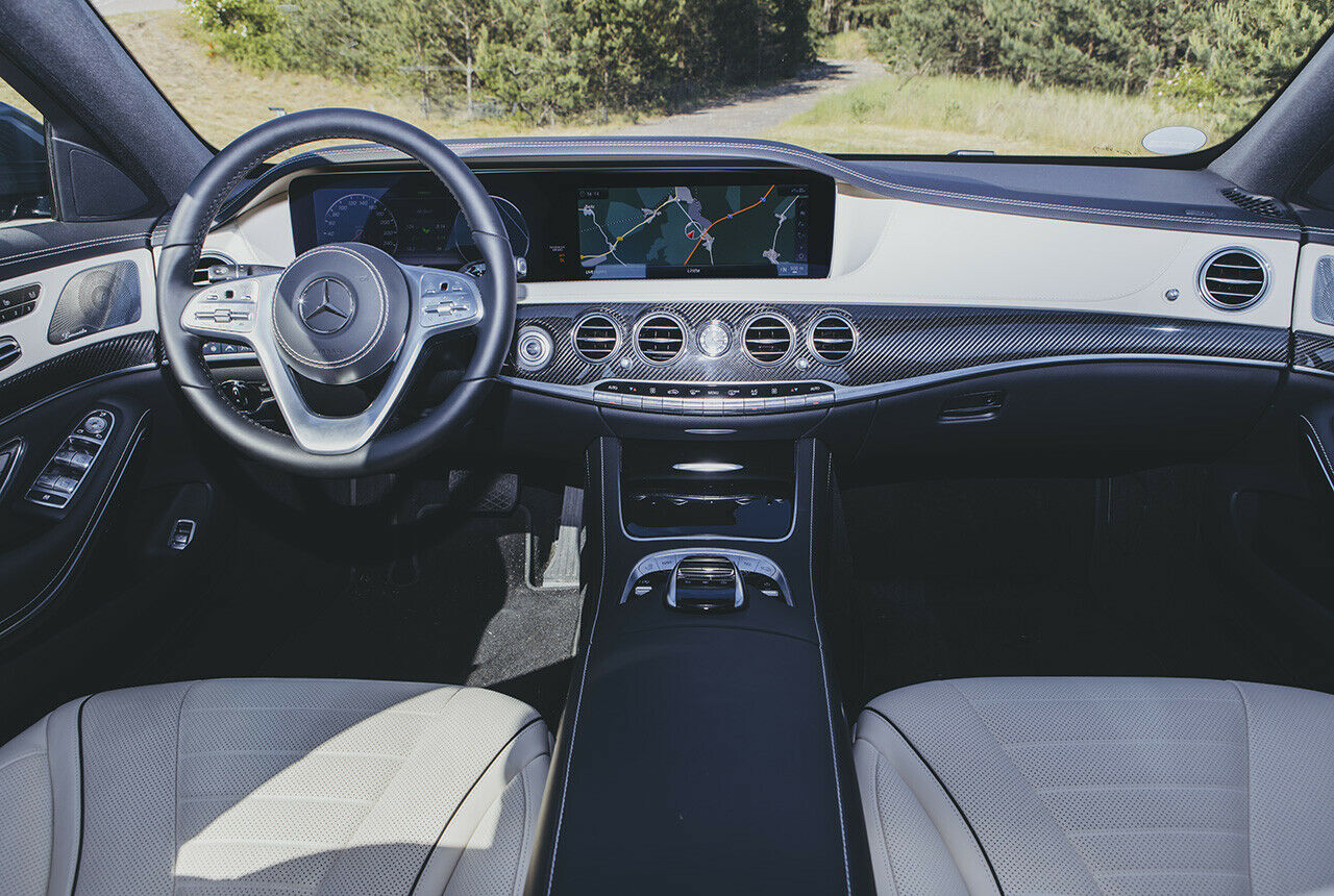 Bis auf das Widescreen-Display wirkt der Innenraum des Mercedes recht klassisch