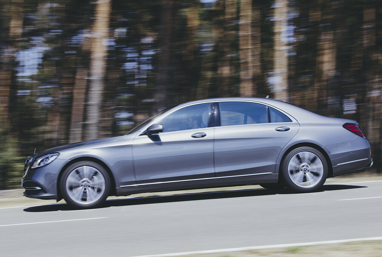 Die S-Klasse verfügt über einen etwas längeren Radstand als der Audi, insgesamt fällt sie jedoch eine Spur kürzer aus