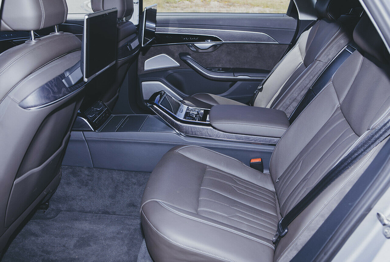 Feinste Verhältnisse im Fond des Audi A8: Die Einzelsitzanlage fühlt sich toll an, wer gelegentlich drei Personen hinten transportieren will, muss darauf verzichten
