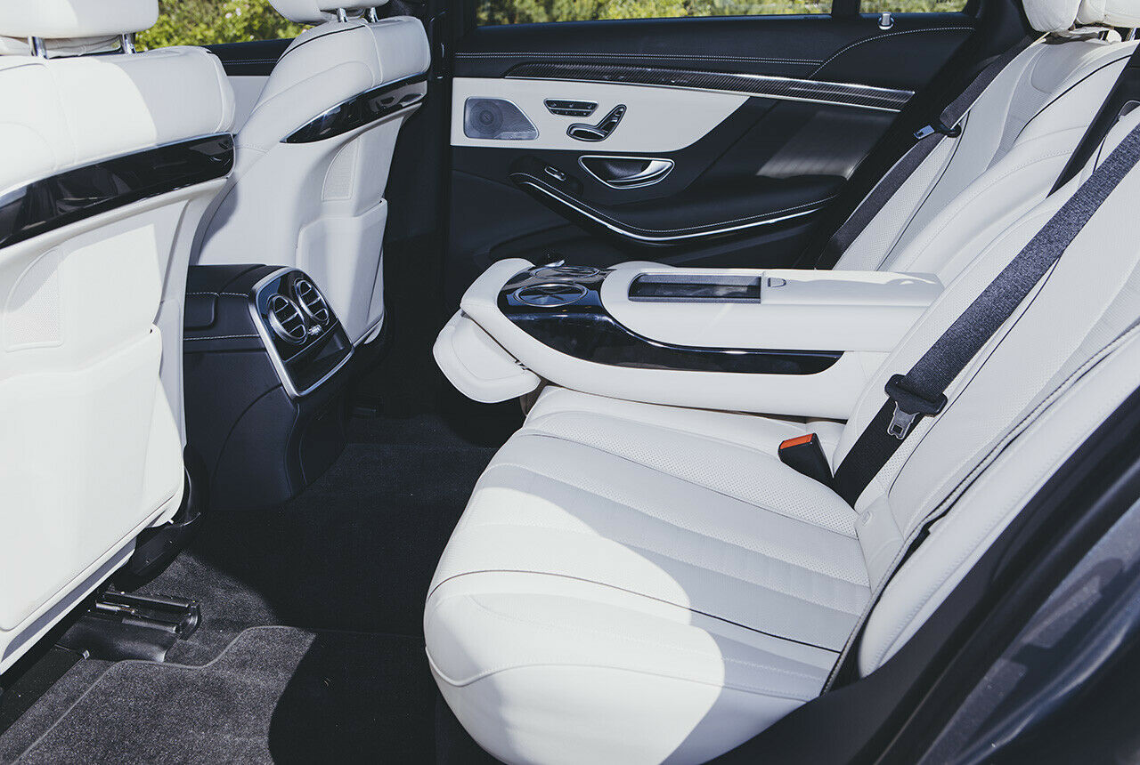Auf der Rückbank des Test-Mercedes war Platz für bis zu fünf Personen. Schicker sieht es aus, wenn zwei Einzelsitze verbaut sind