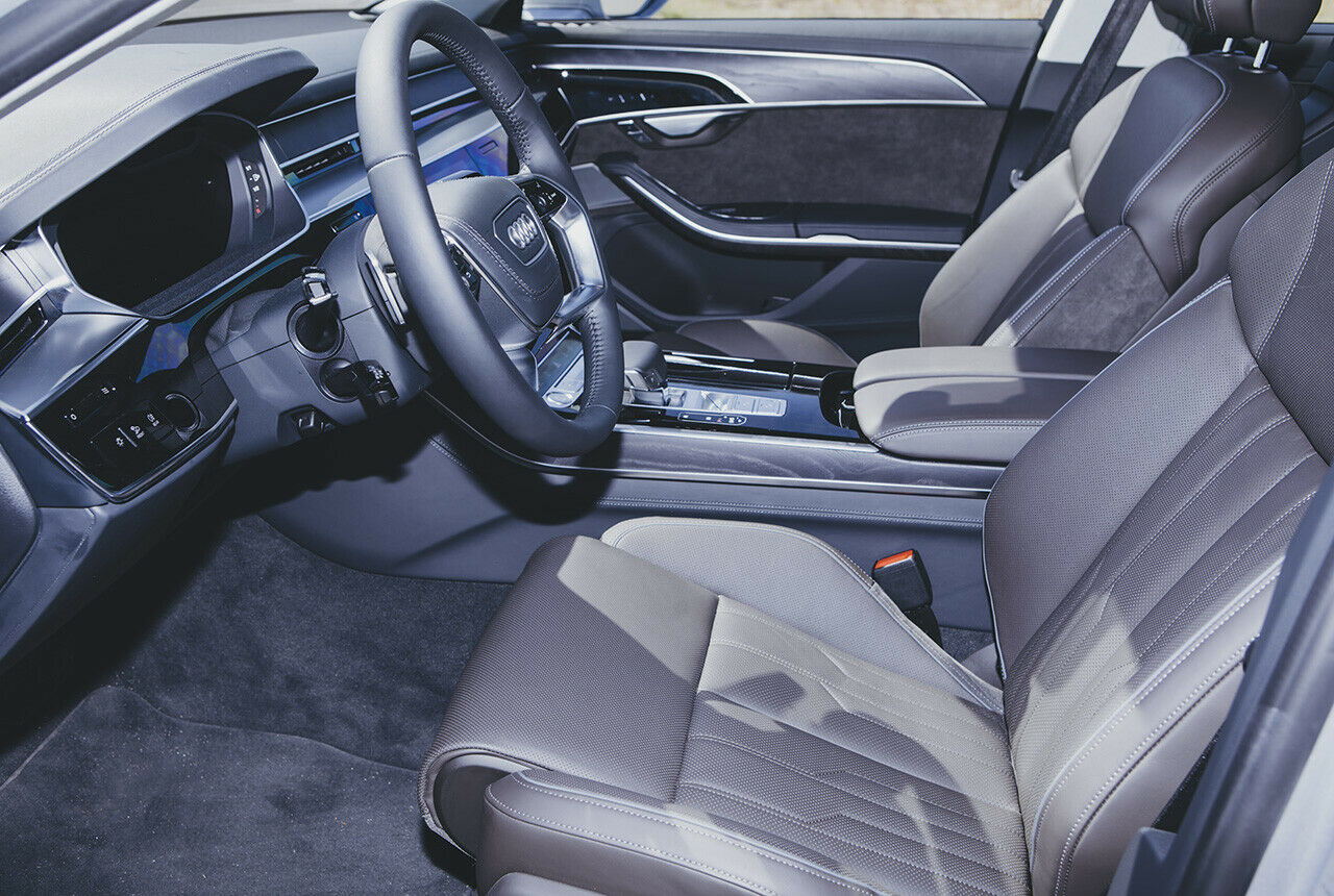 Schönes Leder, tolles Holz und angenehmes Alcantara: Im Innenraum des Audi A8 fühlt man sich sofort wohl