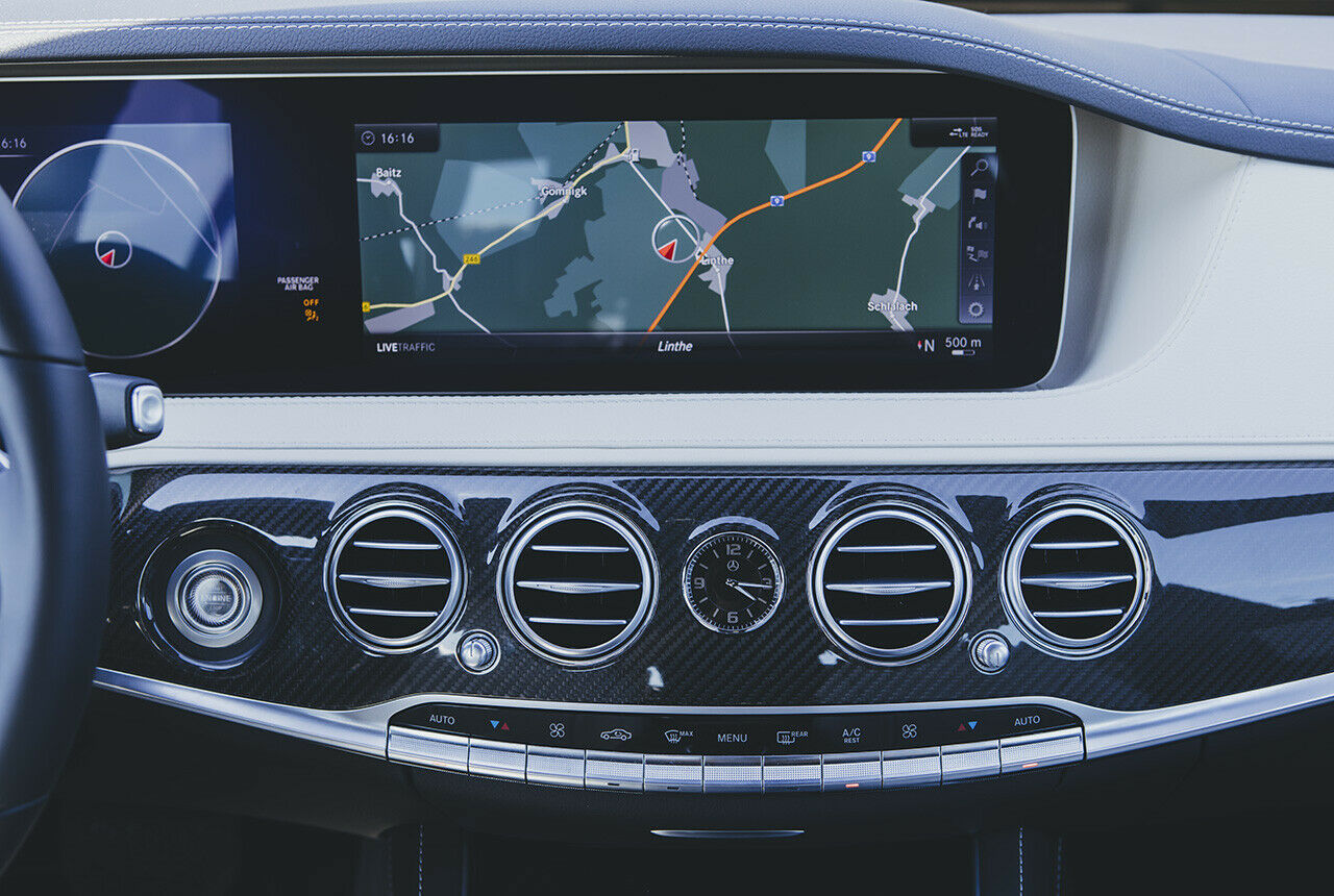 Das große Infotainment-Display wird immer zu einem kleinen Teil vom Lenkrad verdeckt, die Menüführung könnte simpler sein