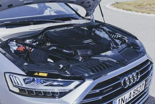 Im Audi sitzt ein V6-Benziner mit 340 PS und 500 Nm Newtonmeter, viel schwächer als die S-Klasse fühlt der sich nicht an