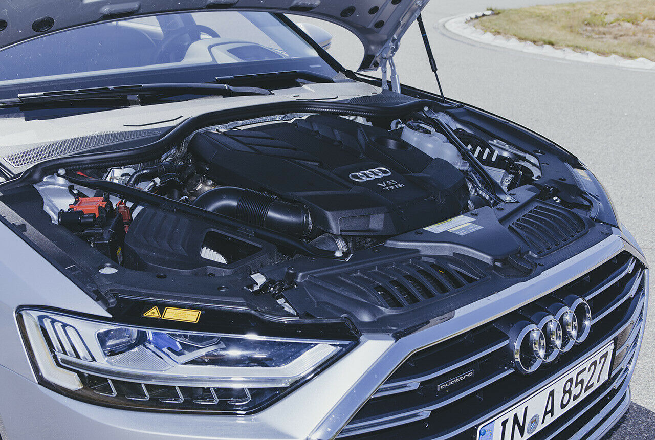 Im Audi sitzt ein V6-Benziner mit 340 PS und 500 Nm Newtonmeter, viel schwächer als die S-Klasse fühlt der sich nicht an