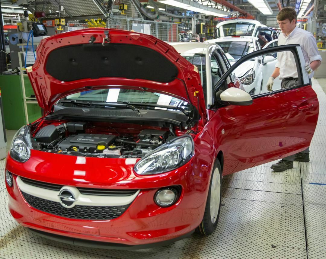 Opel-Mitarbeiter fertigen im Werk in Eisenach einen Adam