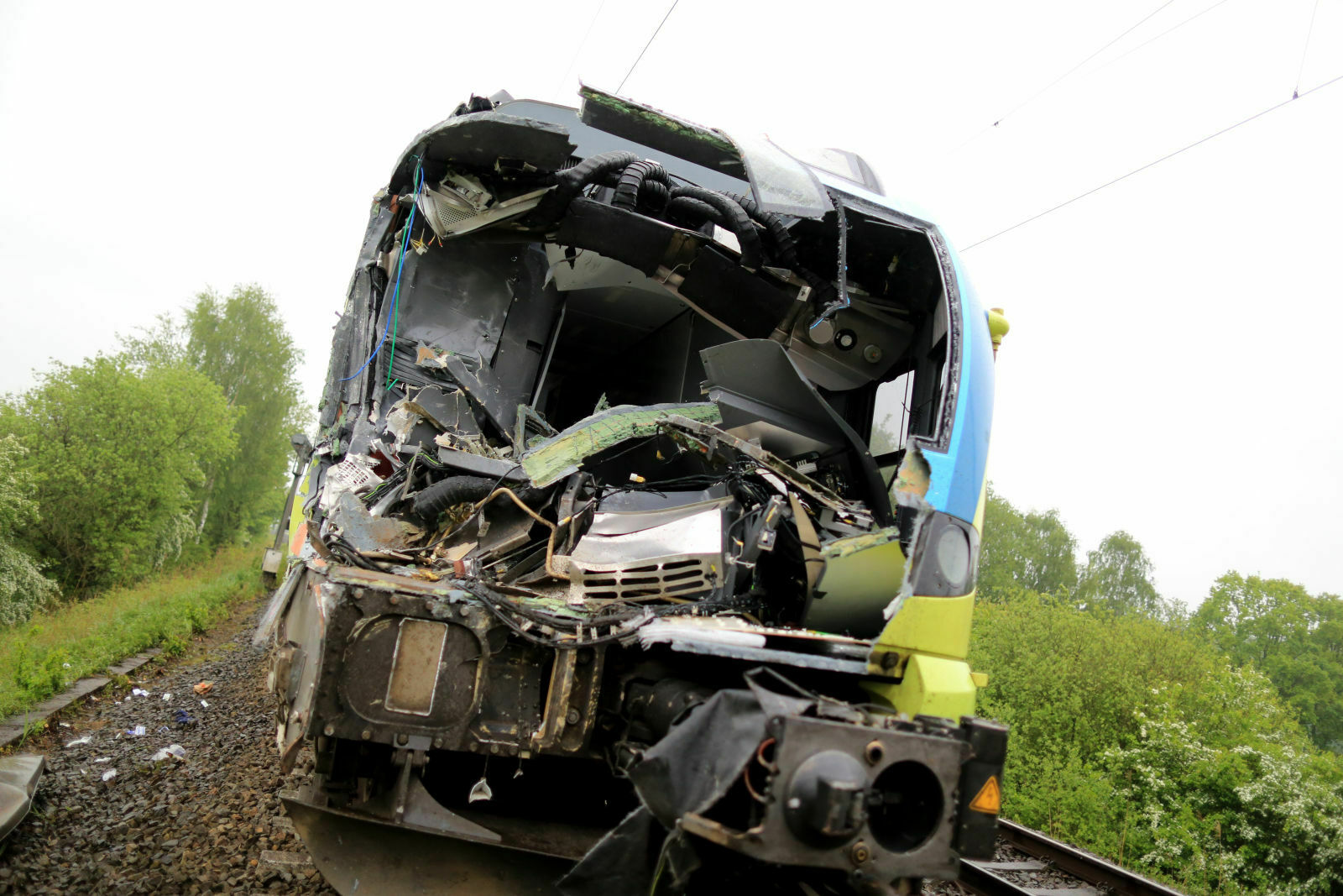 Nach der Kollision eines Zuges mit einem landwirtschaftlichen Fahrzeug starben am Samstag zwei Menschen