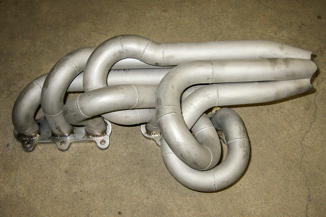 Selbst geschweißte Rohrkunst: Einer der Turbo-Krümmer des V12-Motors
