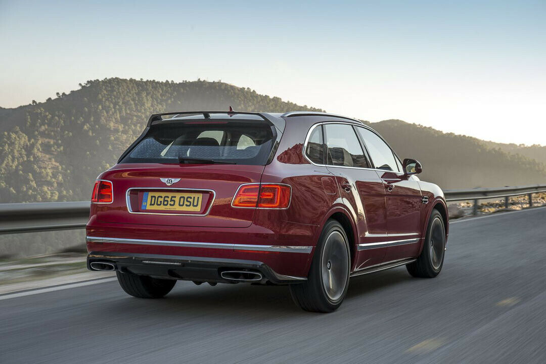 Trotz der breiten Endrohre und den zwölf Zylindern hält sich der Bentayga beim Sound zurück