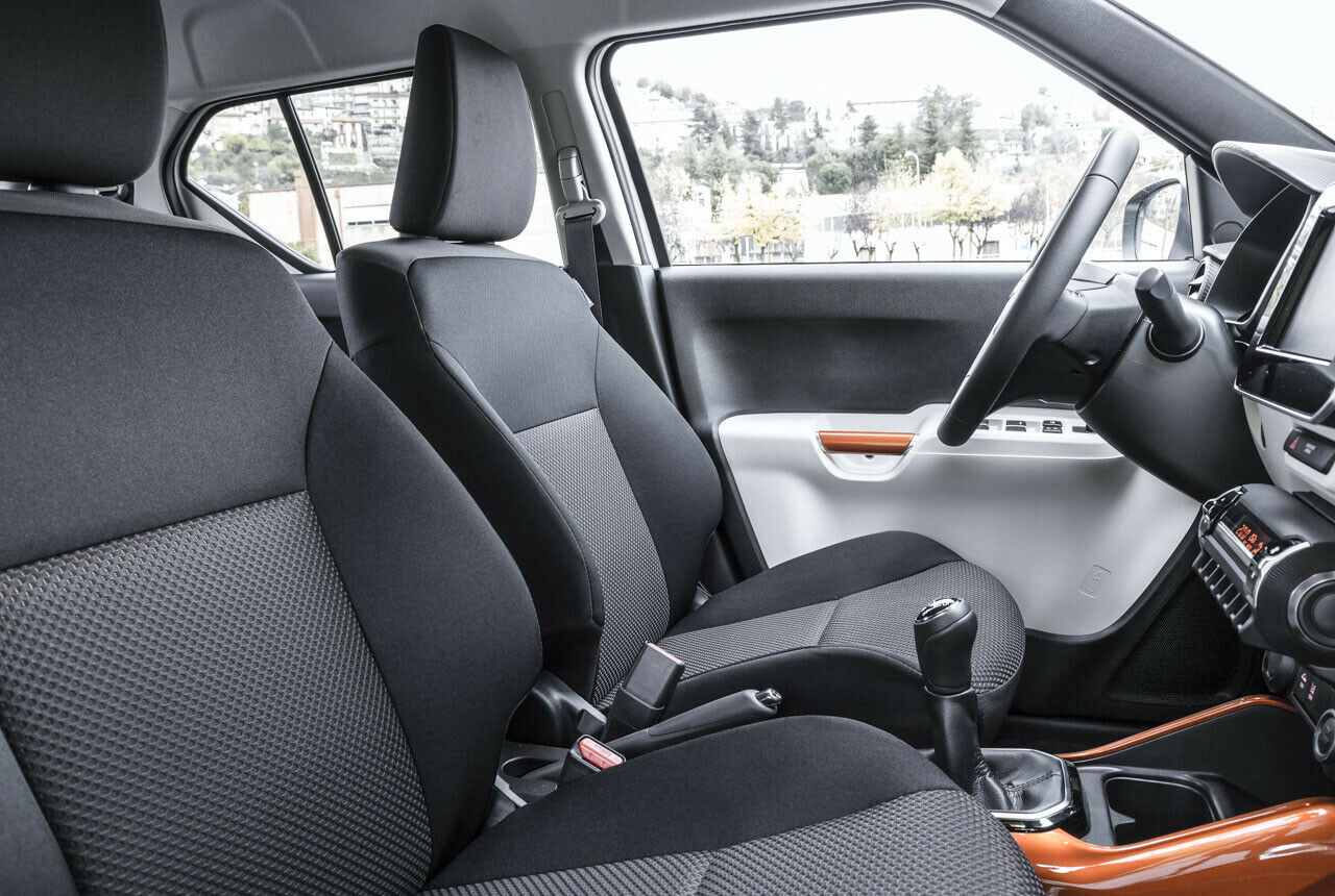 Blick ins Cockpit: Das harte Plastik ist im Mini-Segment üblich, die bunten Blenden machen den Innenraum freundlicher