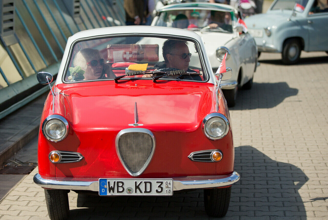 Die ersten Goggomobile waren minimalistisch ausgestattet. Ein zweiter Scheibenwischer gab es erst ab 1957