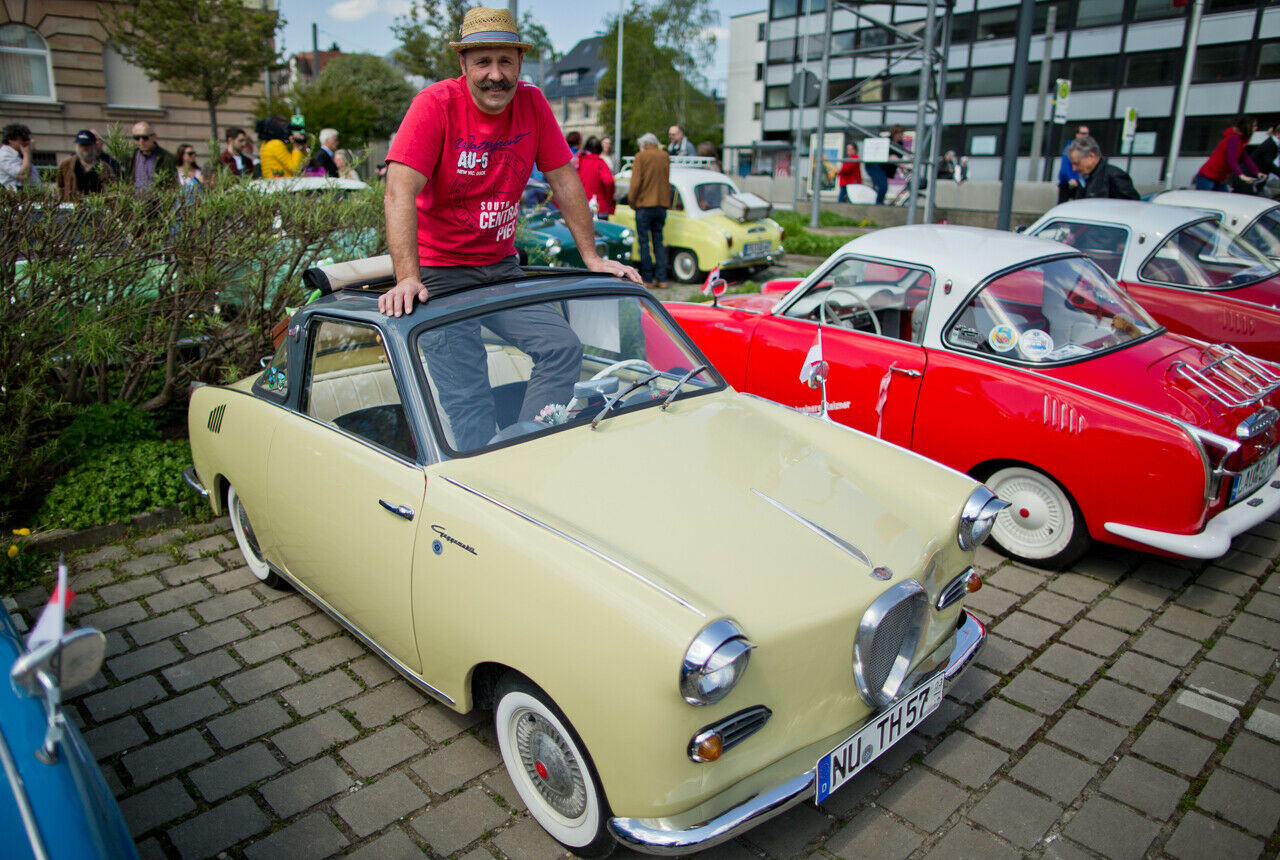 Bis zu vier Personen finden im Goggomobil Platz. Bei der knappen Innenraumlänge  wird es dann aber "kuschelig"
