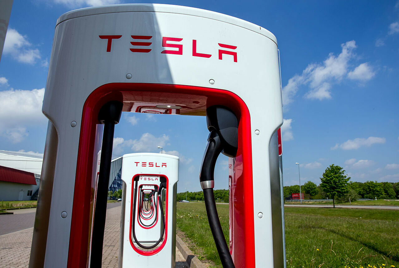 Nach den Superchargern will Musk Solardächer mit integrierter Ladefunktion als Eneergiespeicher bauen
