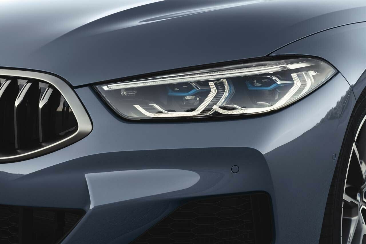 Serienmäßig strahlt der 8er mit LED-Scheinwerfern, optional gibt es Laserlicht