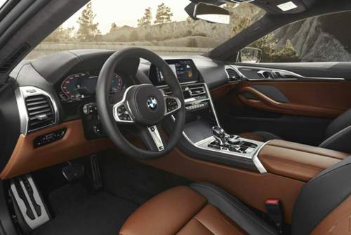 Gewohntes Ambiente im Innenraum: Der Infotainment-Bildschirm sitzt weiterhin auf dem Armaturenbrett