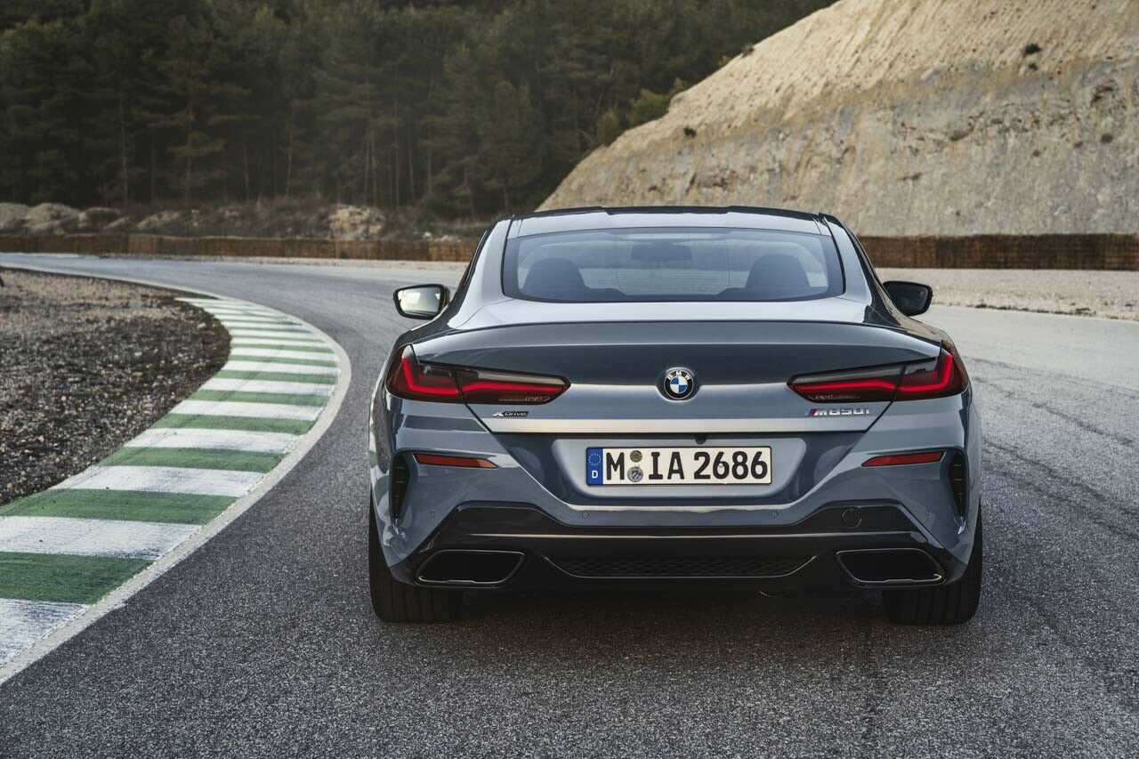 Der M850i sprintet in 3,7 Sekunden aus dem Stand auf 100 km/h