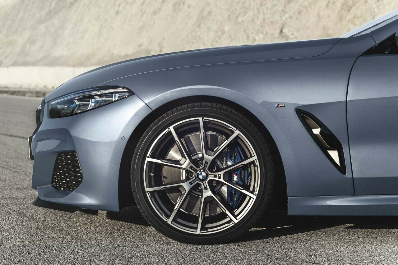 Die M-Sport-Bremse gibt es beim M850i serienmäßig, die Scheibe vorne misst knapp 400 Millimeter