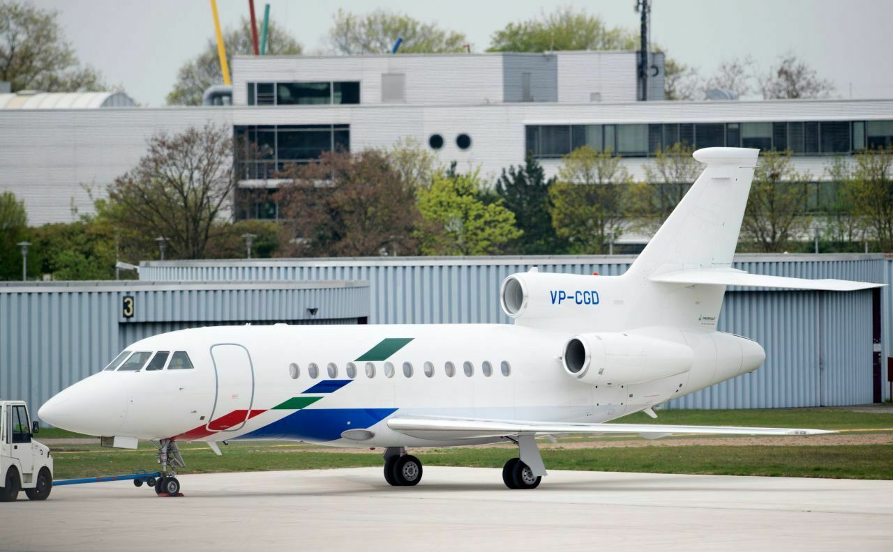 Ein Dassault-Jet der VW-eigenen Flotte landet auf dem Flughafen Braunschweig, Foto von 2015
