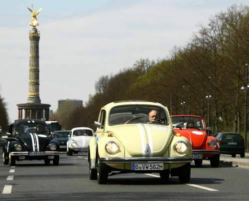 Jonglieren soll der "Bug Juggler" mit Käfern - und zwar mit VW Käfern, die zwischen 730 und 920 Kilogramm wiegen