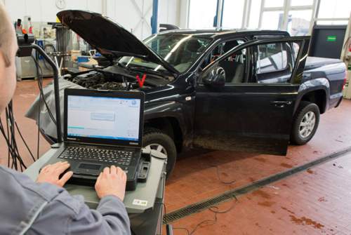 Volkswagen hat bei tausenden Dieselfahrzeugen geschummelt. Eine Software erkannte, ob in einem Testzyklus gefahren wurde und senkte den Abgasausstoß