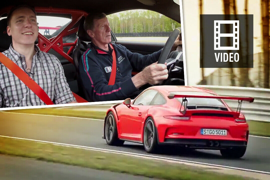 Walter Röhrl zeigt Constantin Bergander, wo der Porsche 911 GT3 RS seine Stärken hat