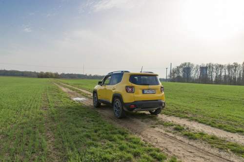 Feldwege steckt der Renegade locker weg - dank verschiedener Fahrmodi