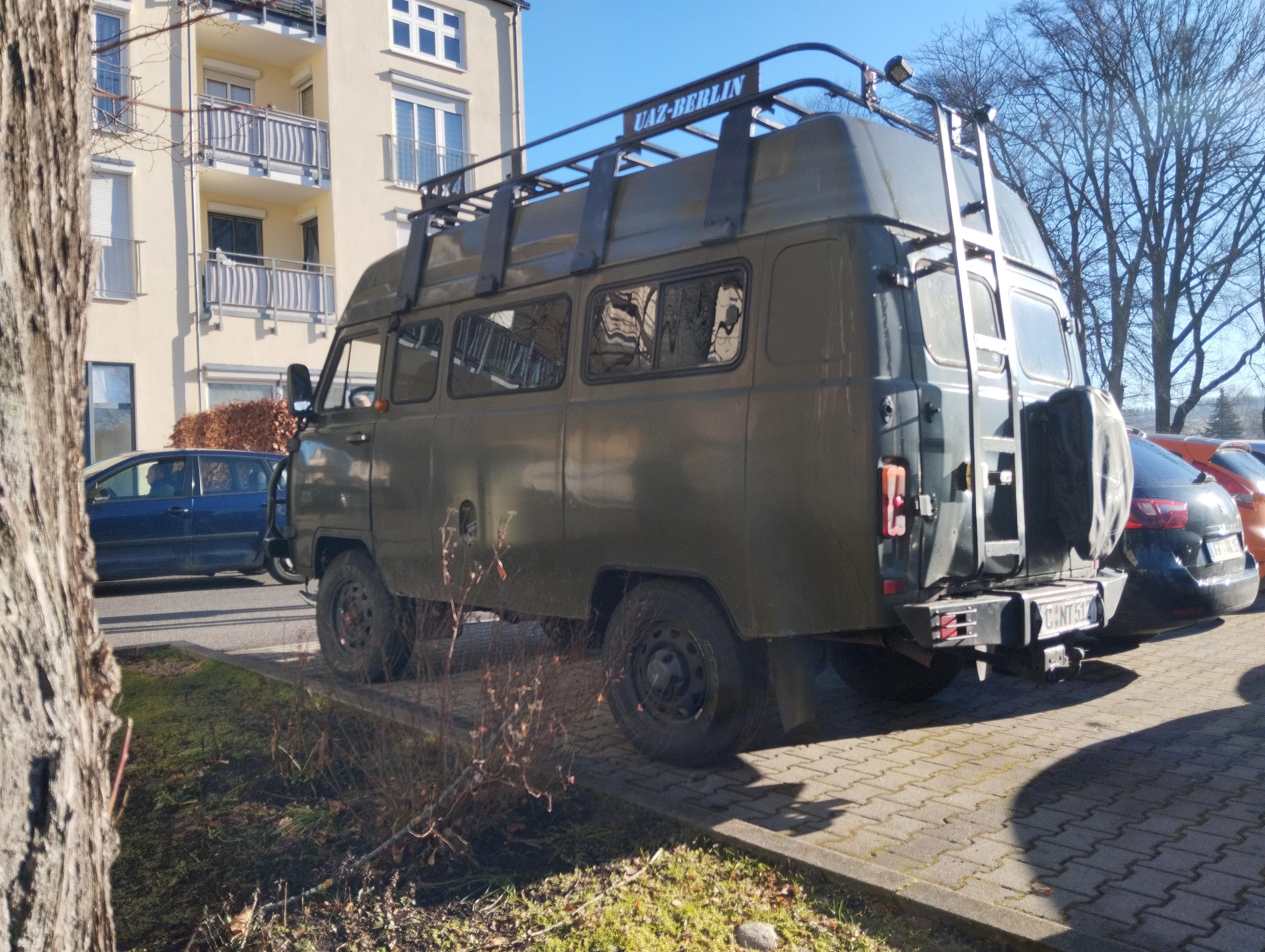 Der Schrottplatz - Spiegelsymmetrisch des Showrooms