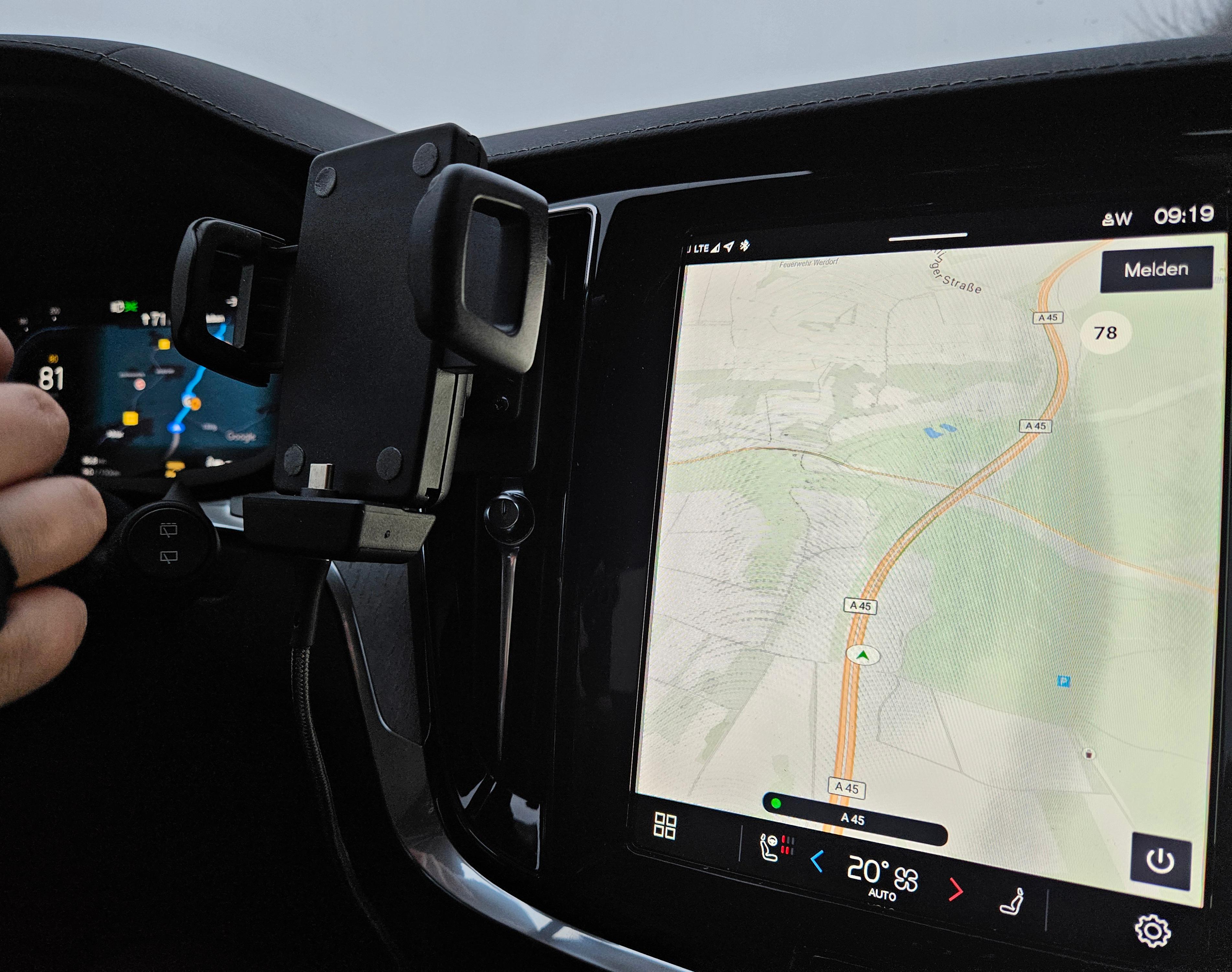 AAOS Maps Fahrerdisplay und Blitzer im Hauptdisplay.jpg