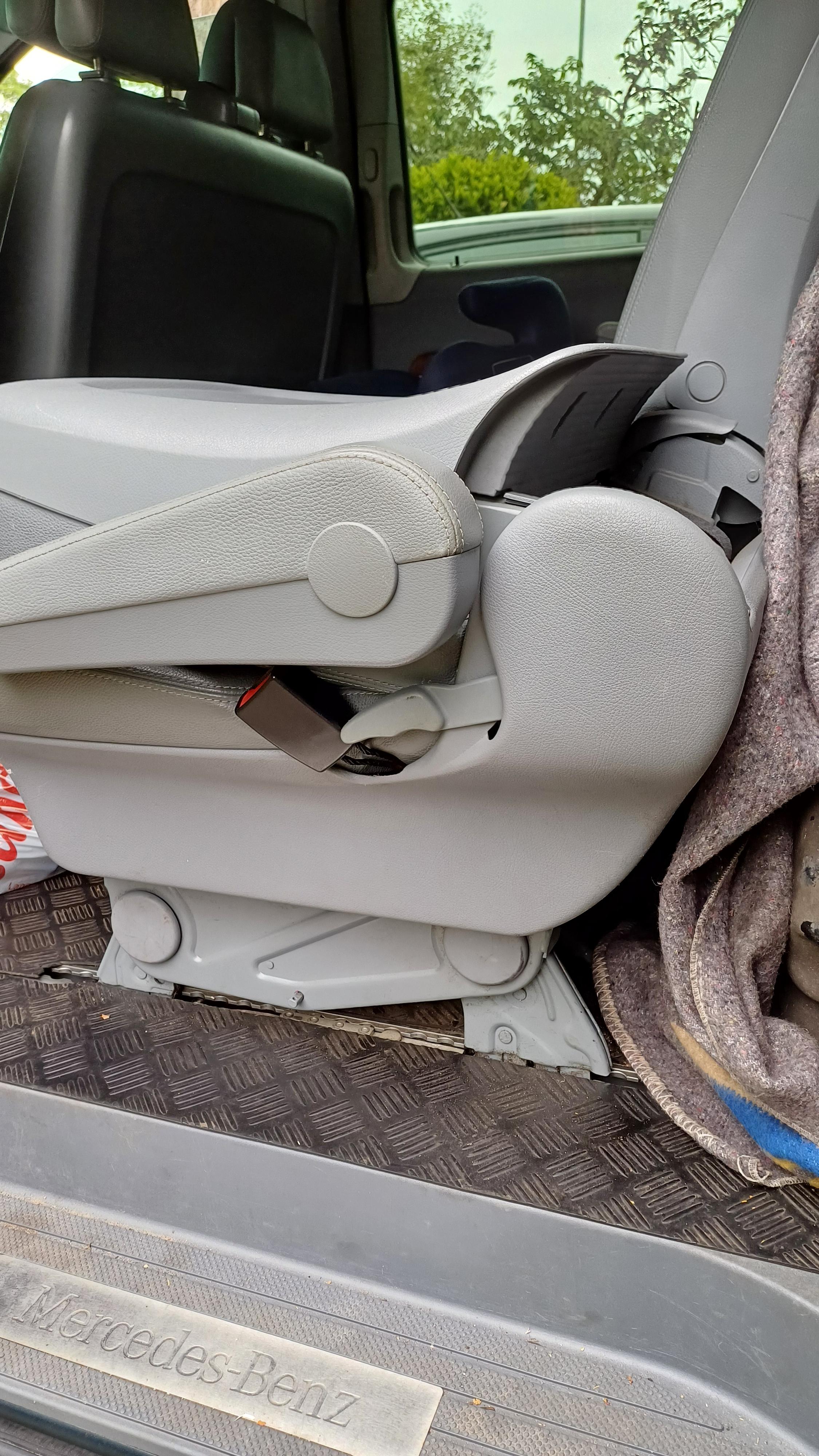 Höhe des ungeklappten Sitzes in einem Viano