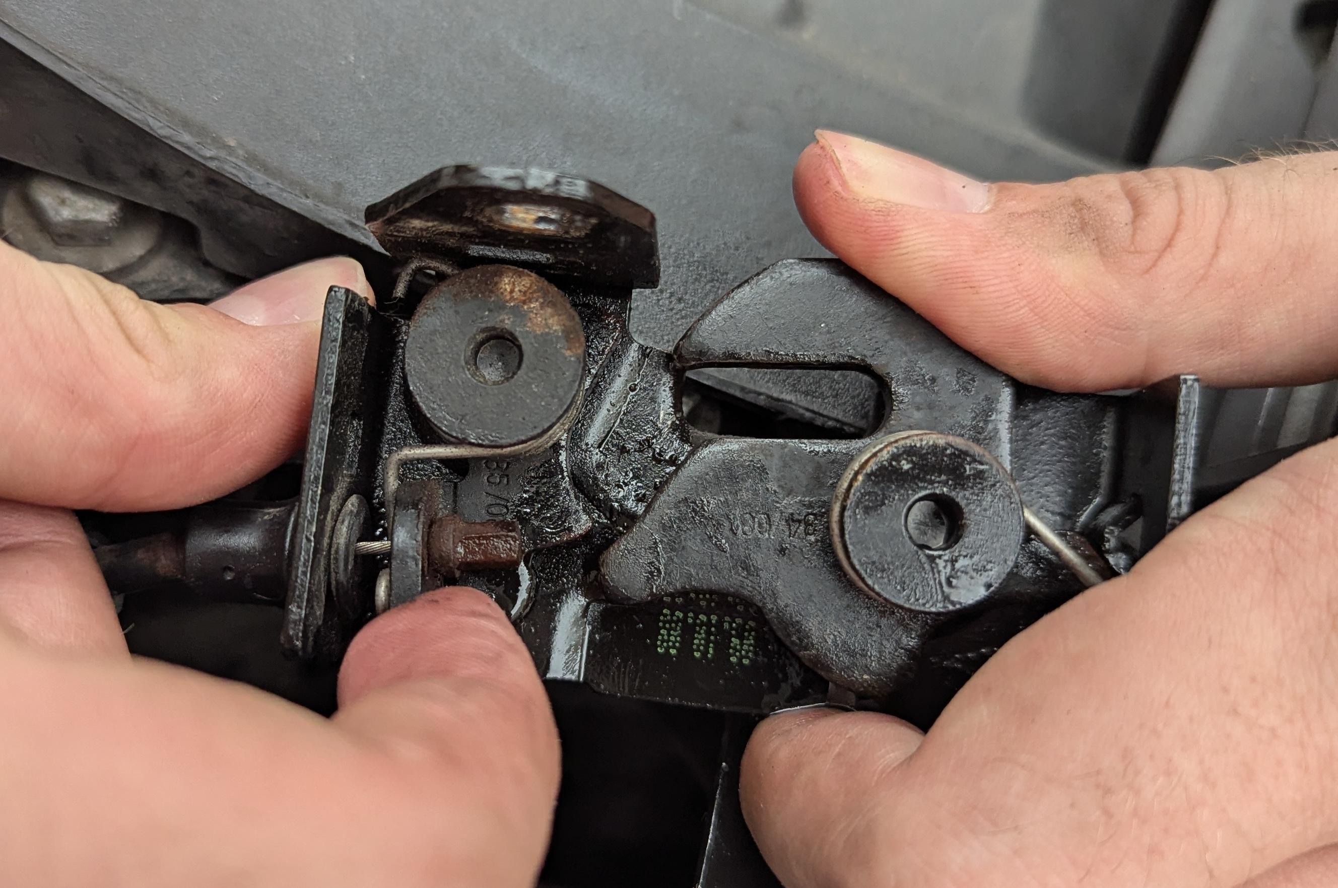 Motorhaube verriegelt links nicht mehr
